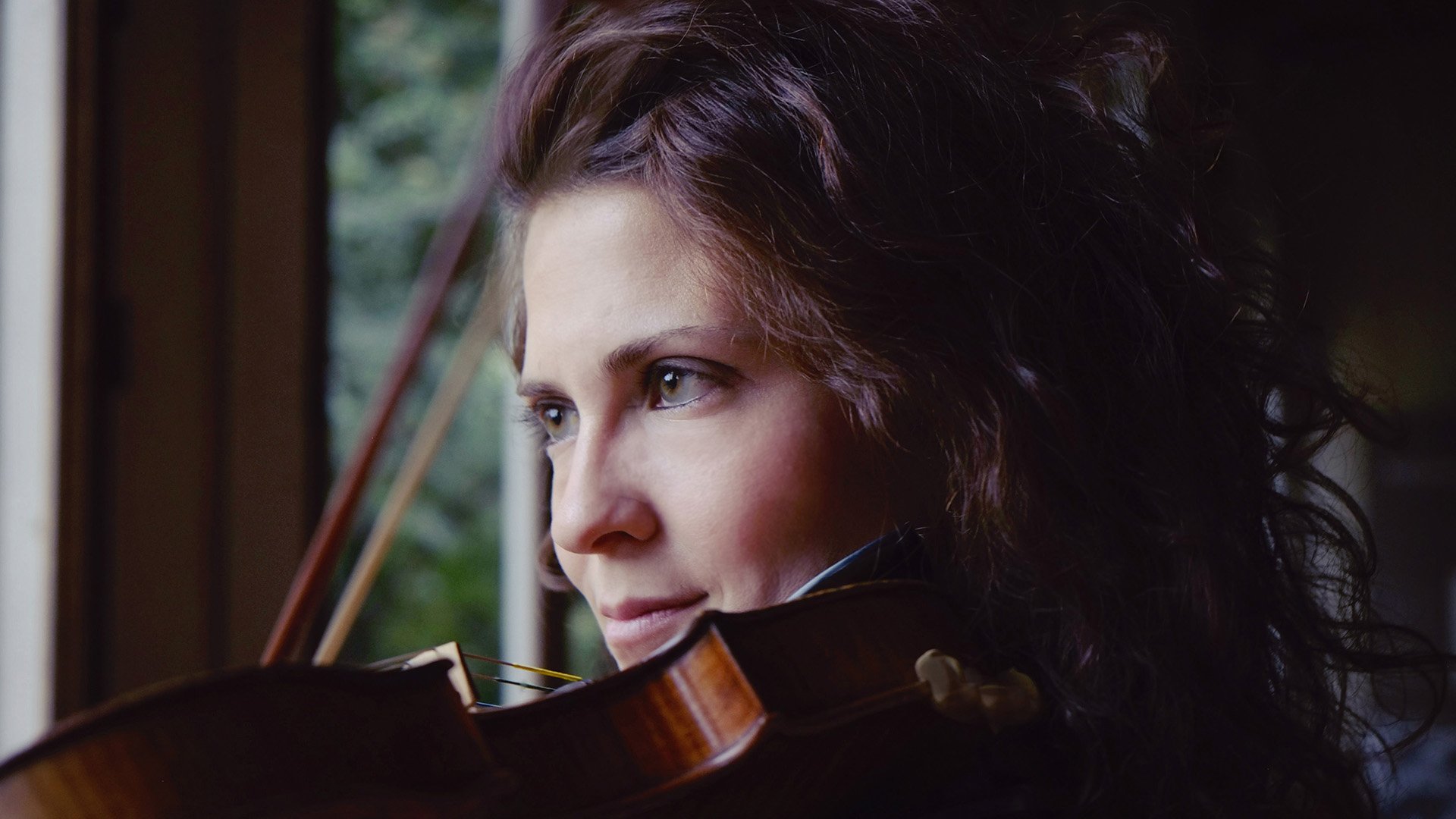 Närbild på violinisten Lorenza Borrani, foto av Piera Mungiguerra.