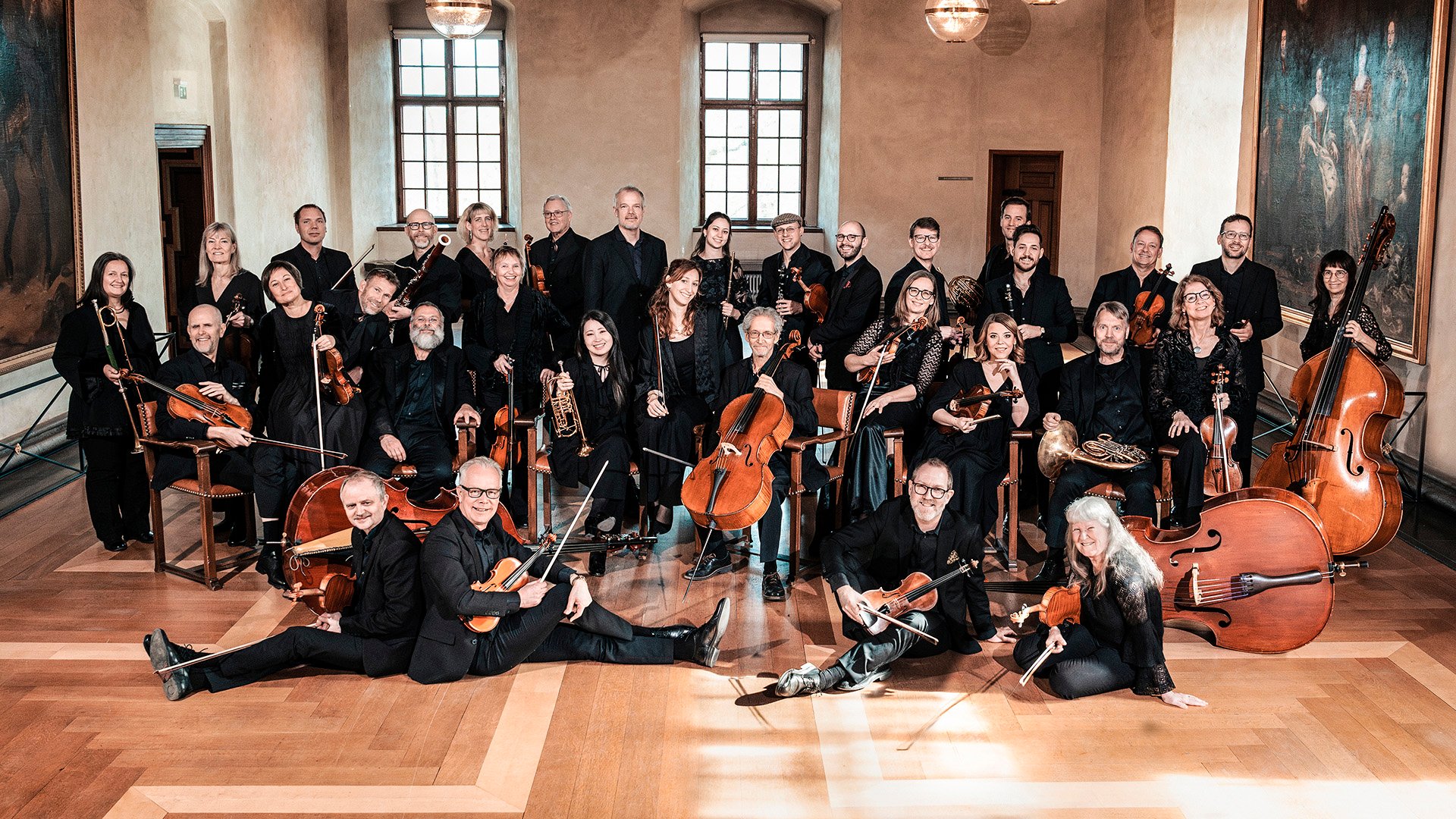 Gruppbild på Svenska Kammarorkestern, fotograferat i Rikssalen på Örebro Slott.