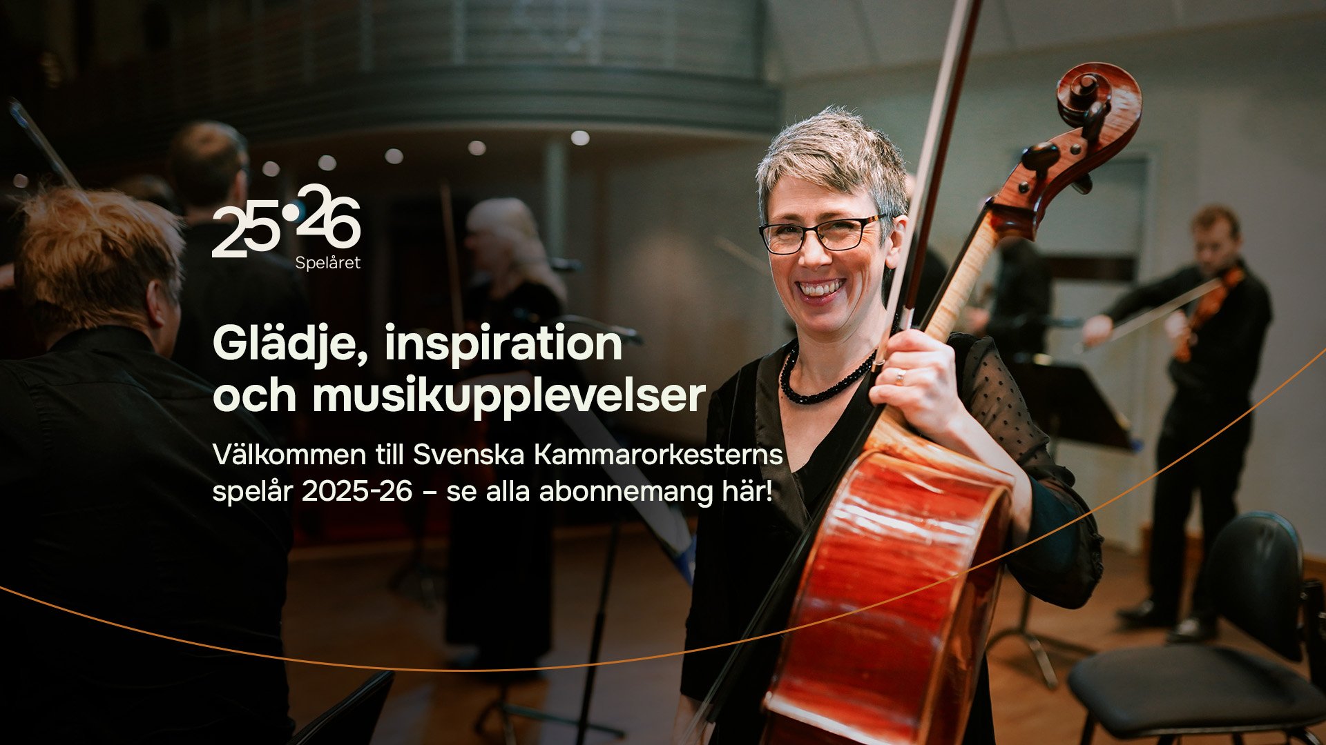 Foto på cellisten Hanna Thorell som led mot kameran med sitt instrument bakom texten "Glädje, inspiration och musikupplevelser - Svenska Kammarorkesterns spelår 2025-26. Klicka här"