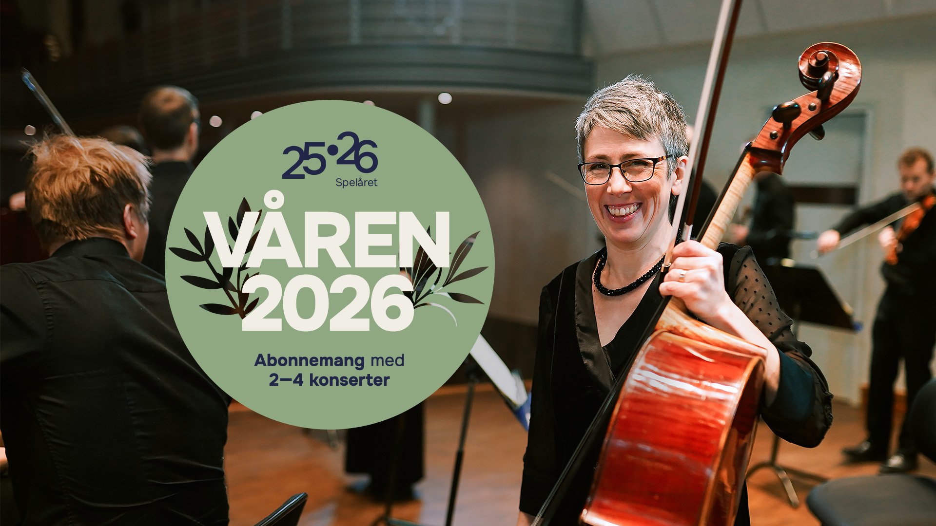 Cellisten Hanna Thorell står på scen med sitt instrument, bakom texten "Våren 2026".