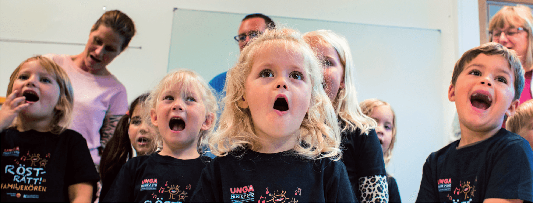 Foto på sjungande barn