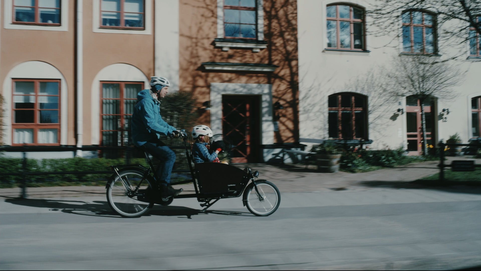 Foto på cellist Andreas Tengberg som cyklar.