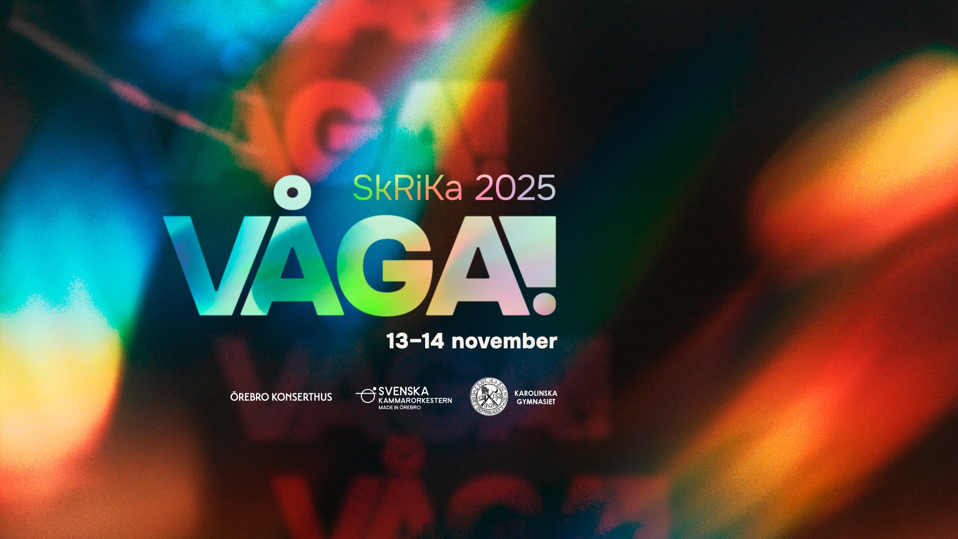 Abstrakta former sveper kring på en mörk bakgrund bakom texten "SkRiKa 2025: Våga!"
