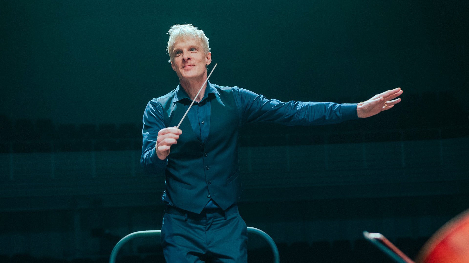 Foto på Martin Fröst som dirigerar