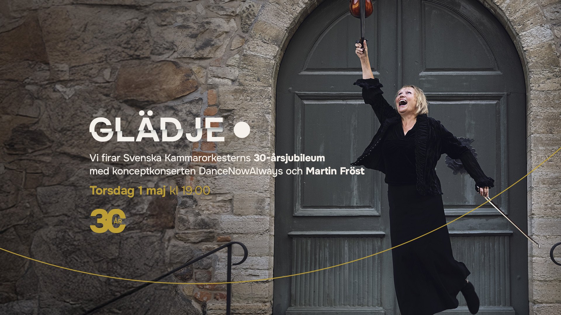 Konsertmästare Katarina Andreasson hoppar leendes med en violin